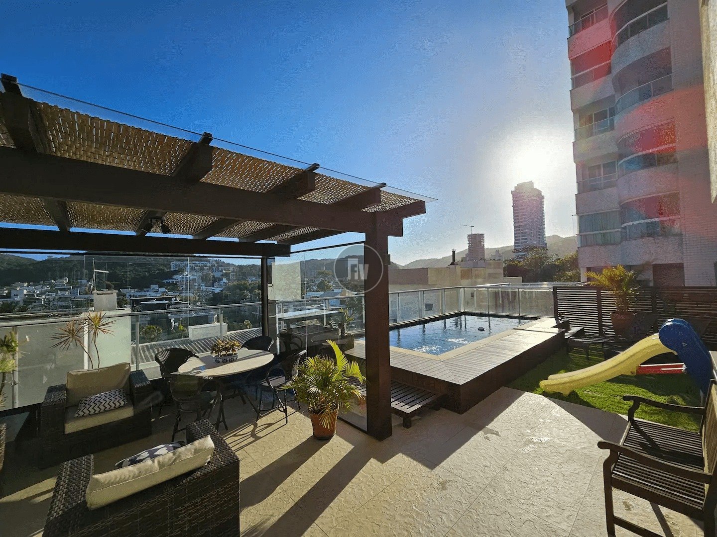 Cobertura mobiliada e decorada, 3 suítes com 200 M²