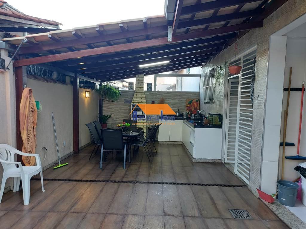 Casa com 4 quartos — Heliópolis, Belo Horizonte