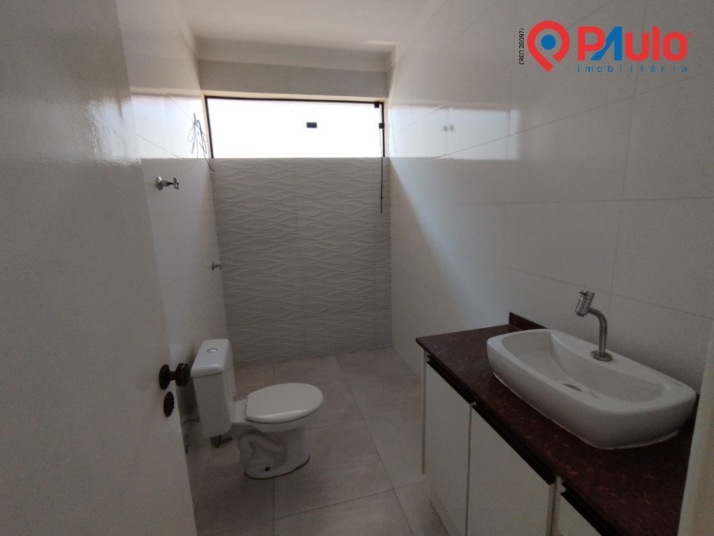 Banheiro com gabinete