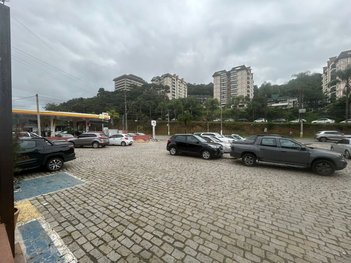 business em Estrada União e Indústria, Itaipava - Petrópolis - RJ