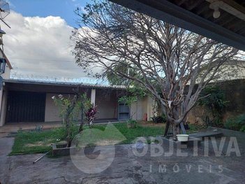 house em Avenida Terezina, Brasil - Uberlândia - MG