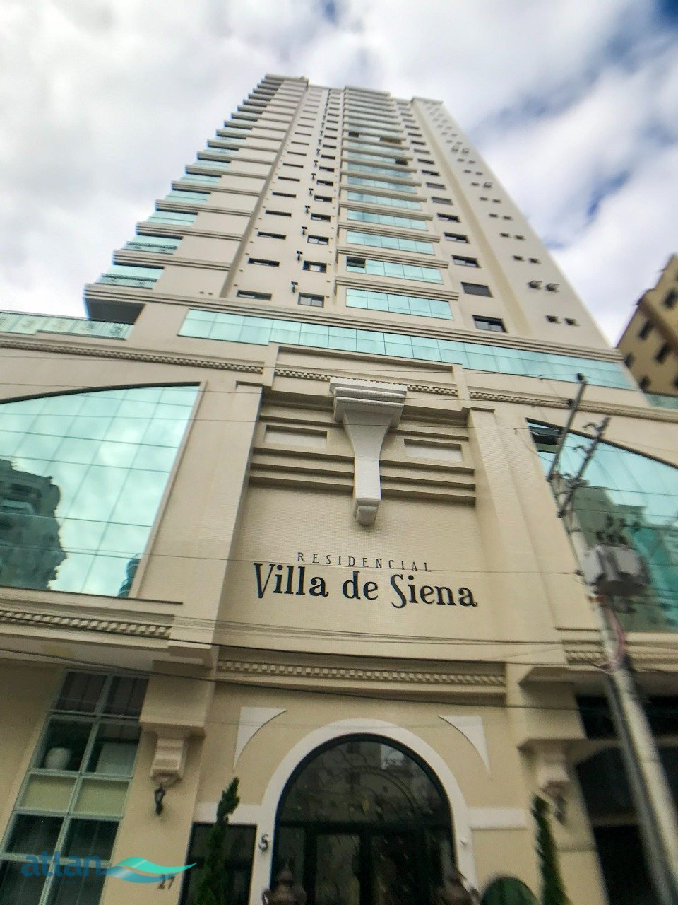 Apartamento frente avenida a venda no Villa de Siena em Meia Praia, Itapema