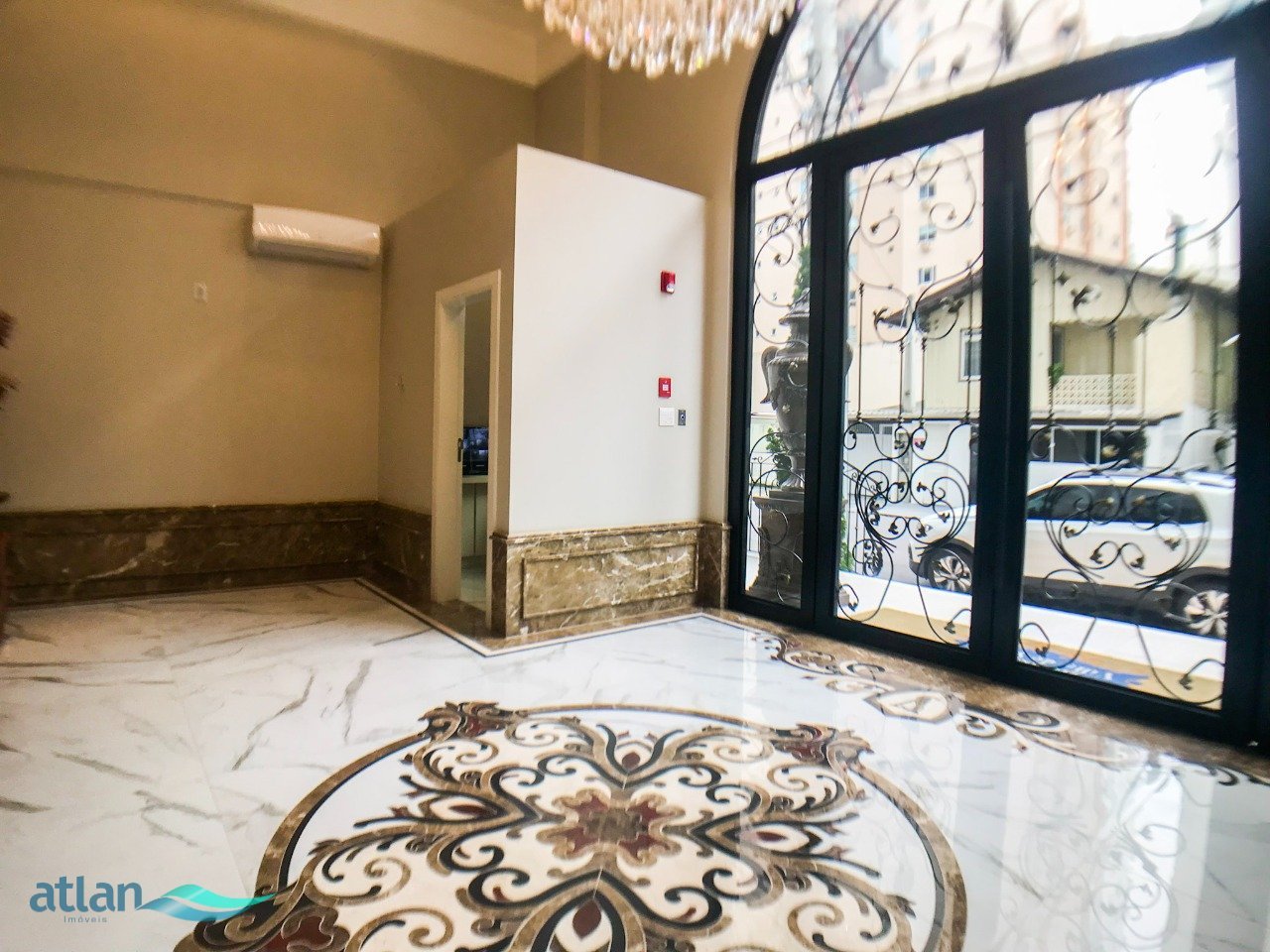 Apartamento frente avenida a venda no Villa de Siena em Meia Praia, Itapema