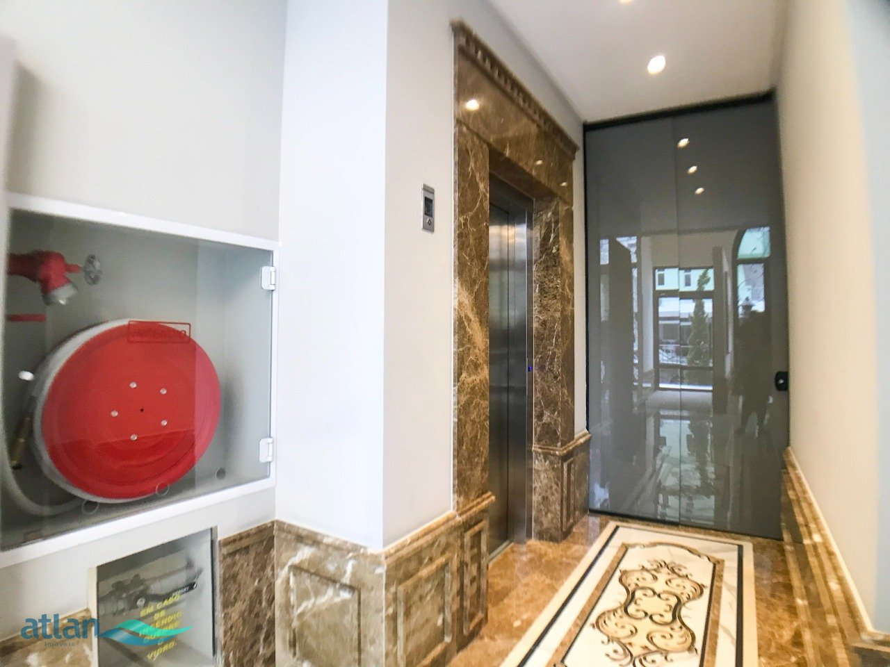 Apartamento frente avenida a venda no Villa de Siena em Meia Praia, Itapema