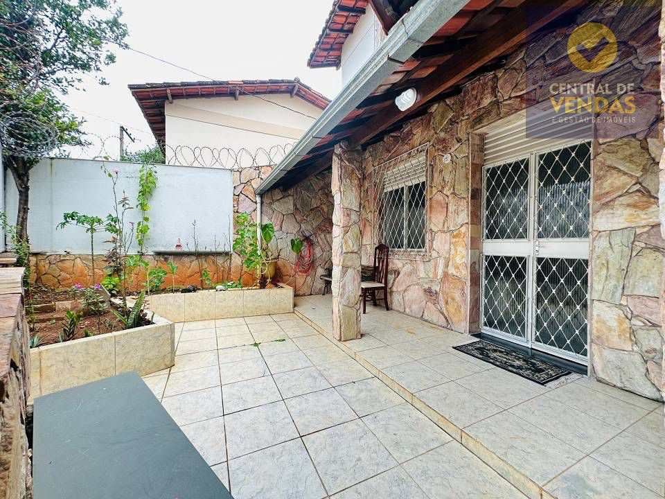 Casa com 3 quartos — Santa Mônica, Belo Horizonte
