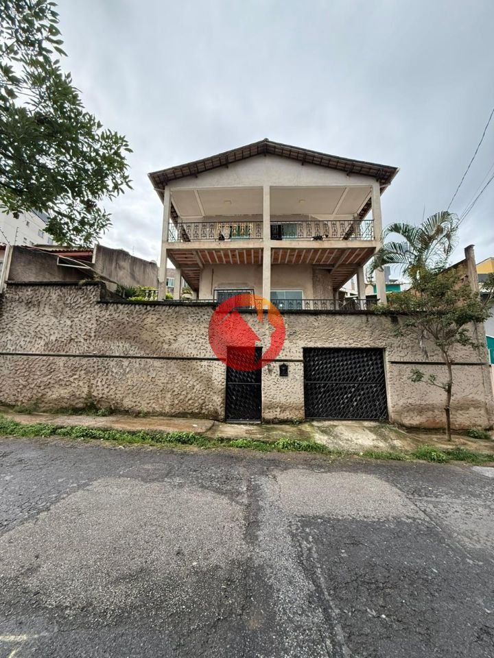 Casa com 3 quartos — Heliópolis, Belo Horizonte