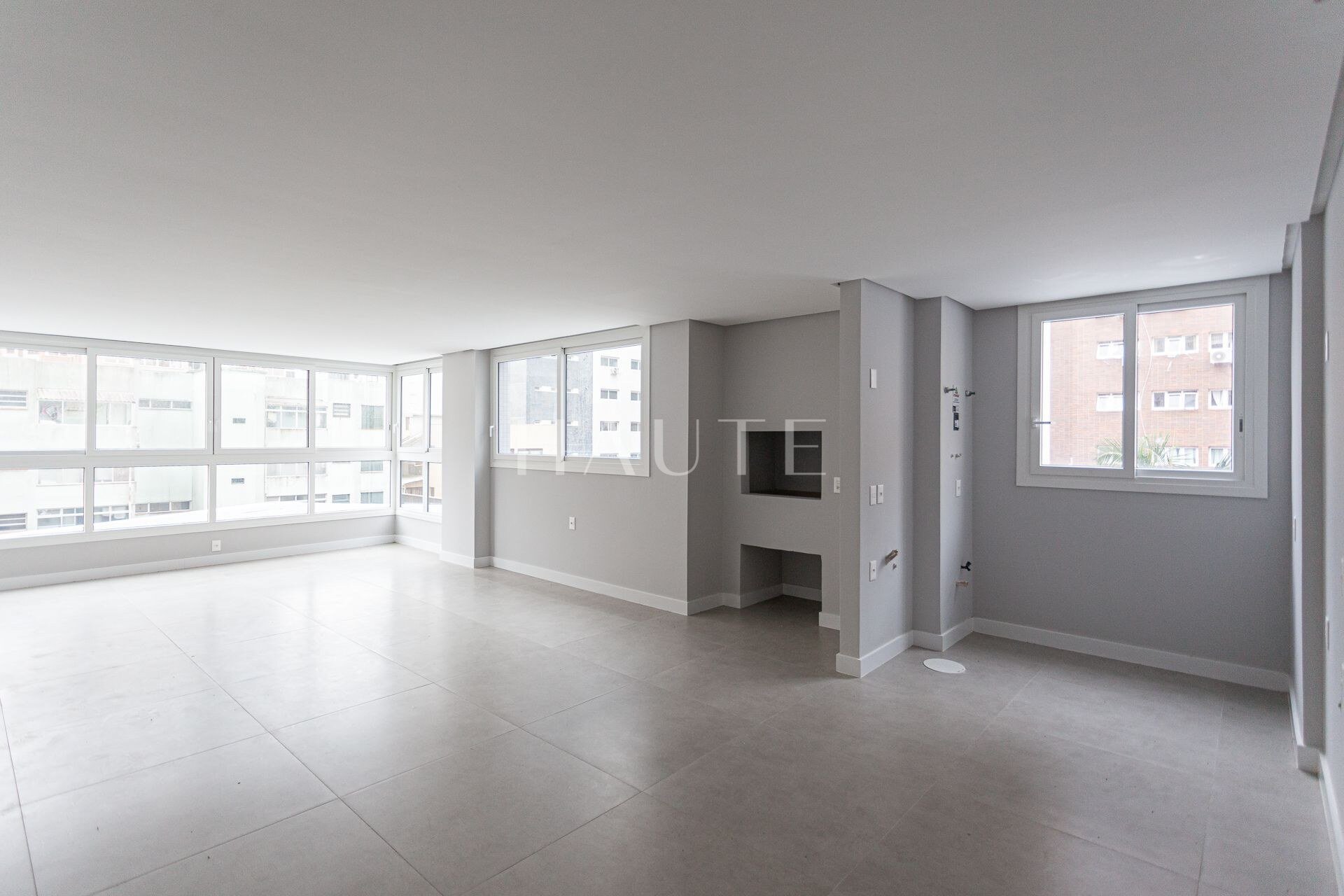 Apartamento 2 Suítes no Maui Residencial - 14º Andar Centro