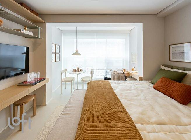 quarto-decorado-com-cama-de-casal-e-janela-grande.jpeg