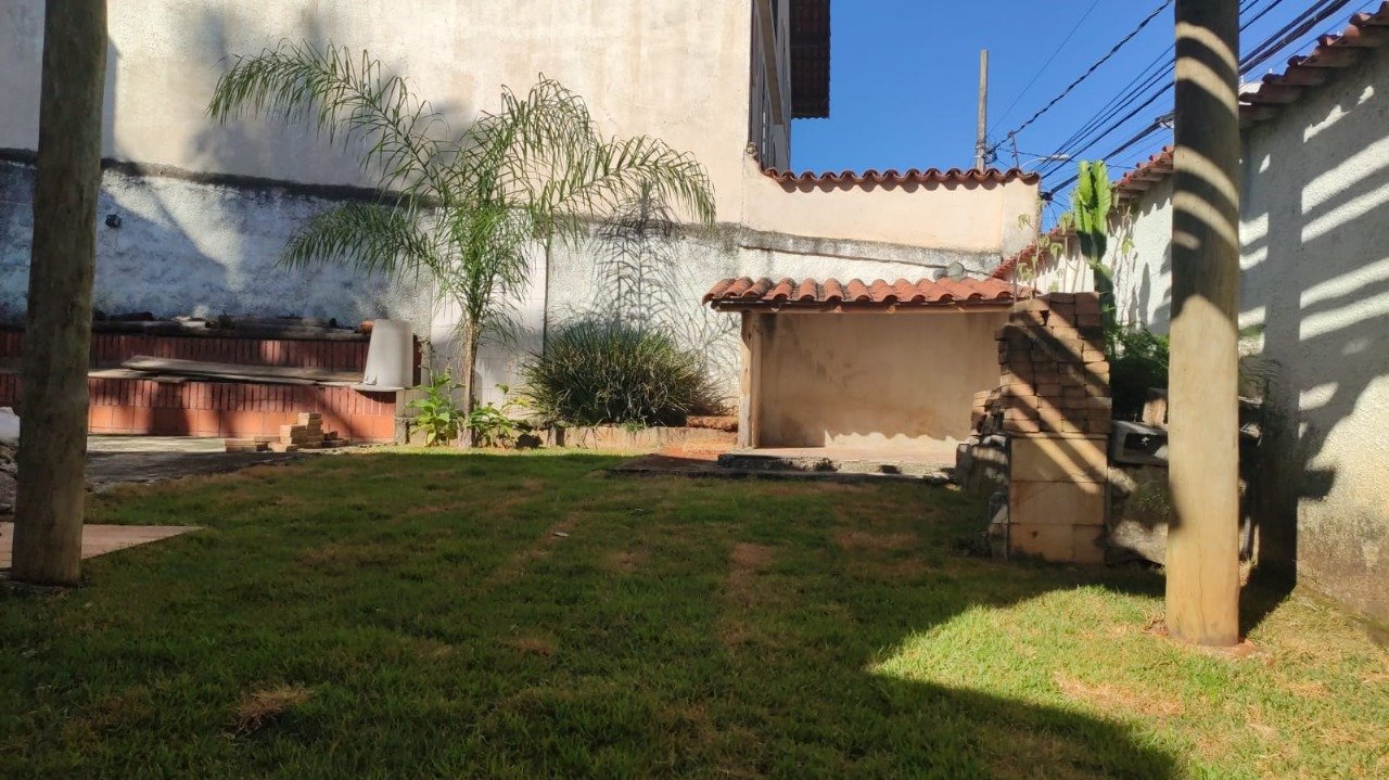 Casa com 4 quartos — Planalto, Belo Horizonte