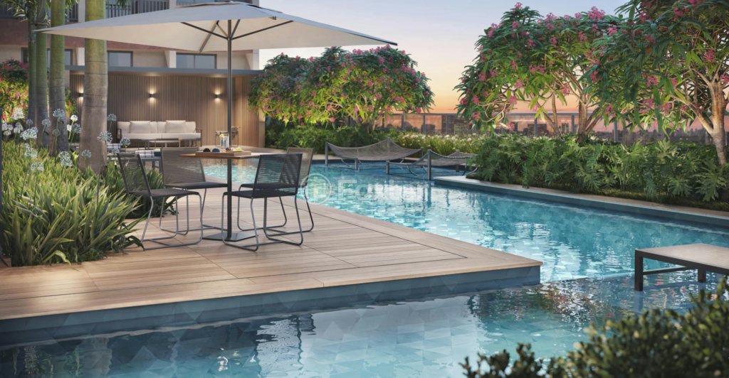 area-de-lazer-com-piscina-e-deck-de-madeira