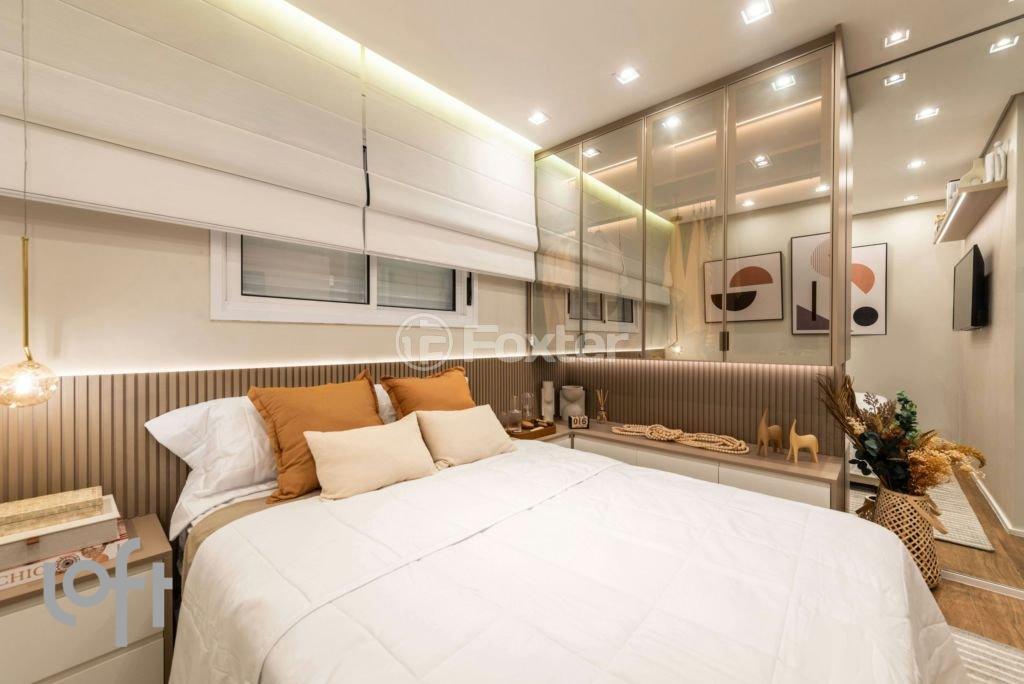 quarto-moderno-com-cama-branca-e-espelho-grande.jpeg