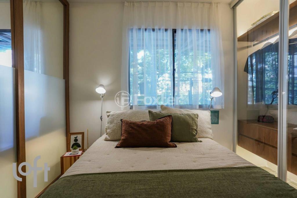quarto-aconchegante-com-cama-de-casal-e-janela-com-cortinas.jpeg