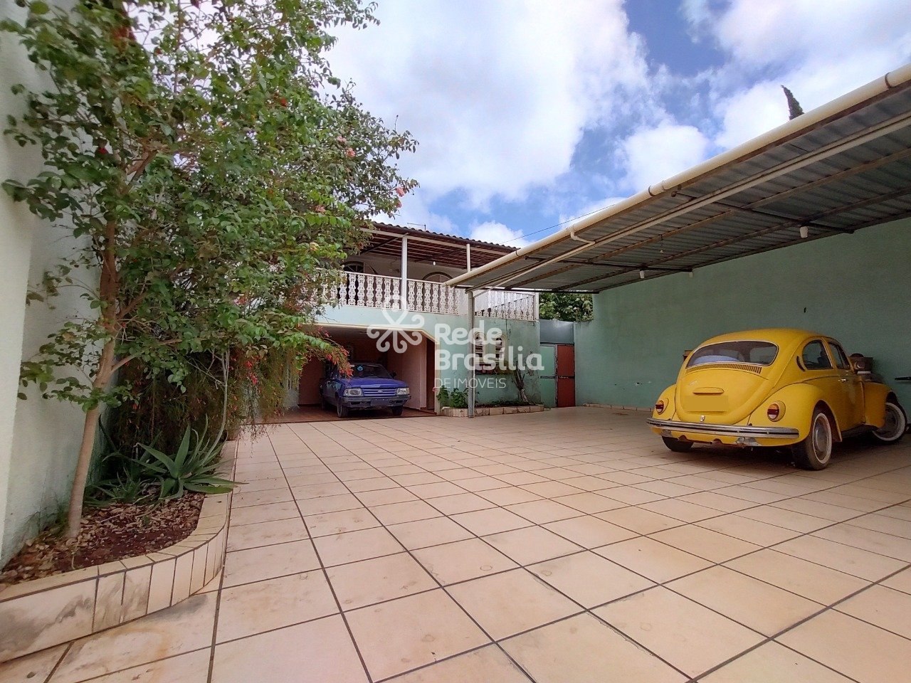 ACESSO ASFALTO - GARAGEM COBERTA PARA 6 VEÍCULOS