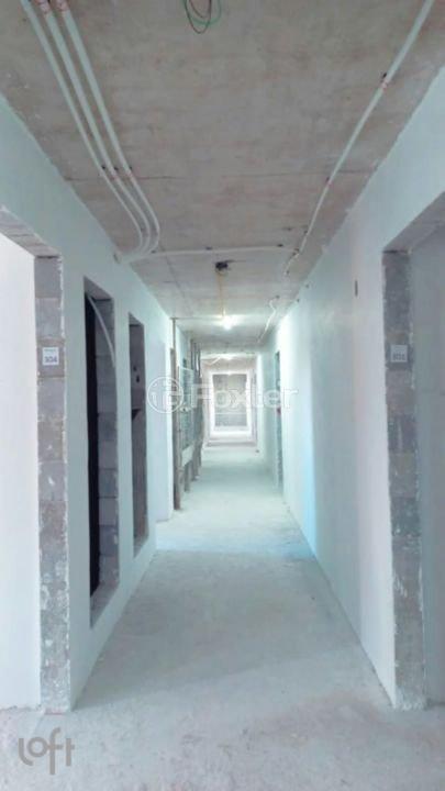 corredor-interno-com-portas-brancas.jpeg