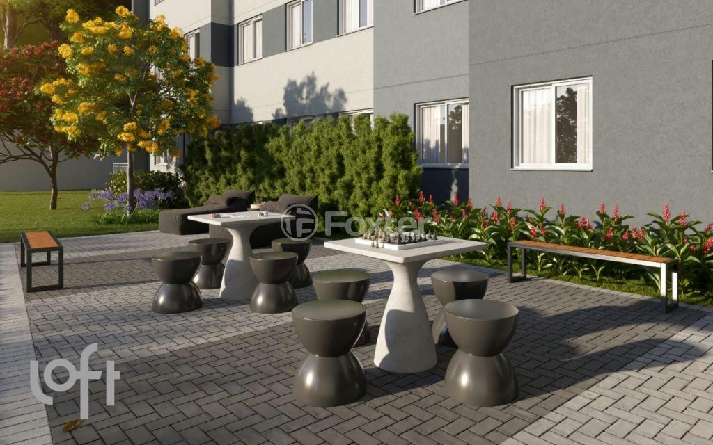 area-de-lazer-externa-com-mesas-e-bancos