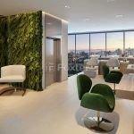 hall-de-entrada-moderno-com-parede-verde-e-vista-para-a-cidade