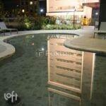 piscina-noturna-com-reflexos-urbanos
