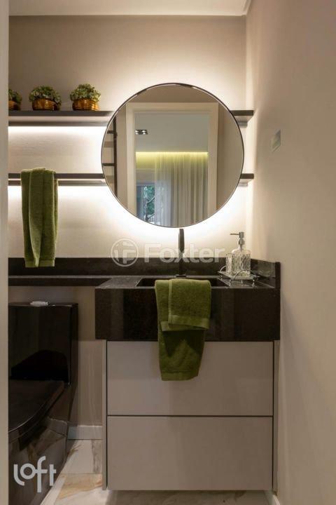 banheiro-moderno-com-espelho-redondo-e-gabinete.jpeg