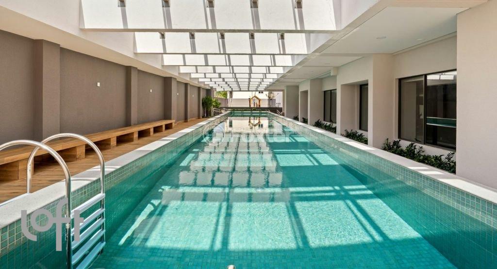 piscina-com-teto-de-vidro-e-acesso-para-cadeirantes