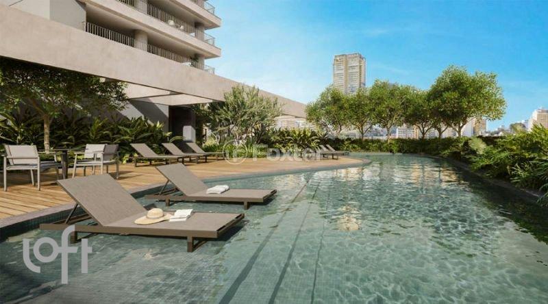 piscina-com-deck-de-madeira-e-espreguicadeiras.jpeg
