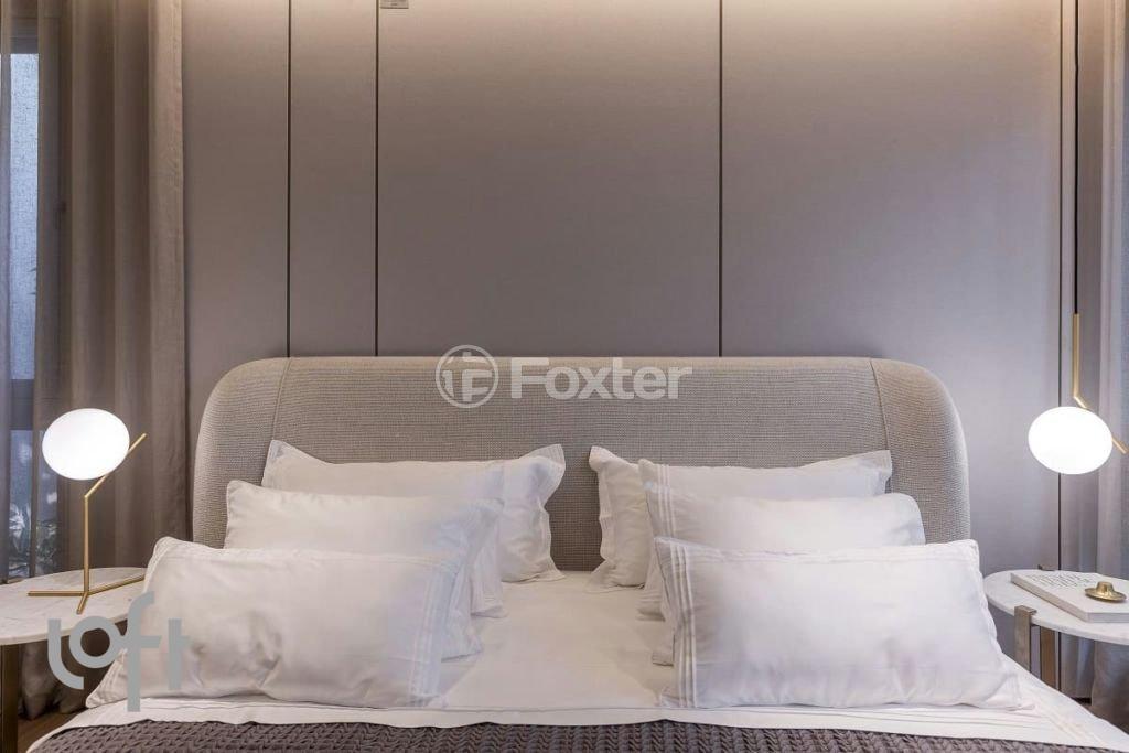 quarto-de-hotel-com-cama-de-casal-e-decoracao-clean