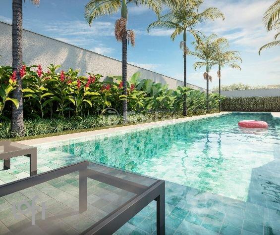 piscina-com-deck-de-madeira-e-jardim-verde