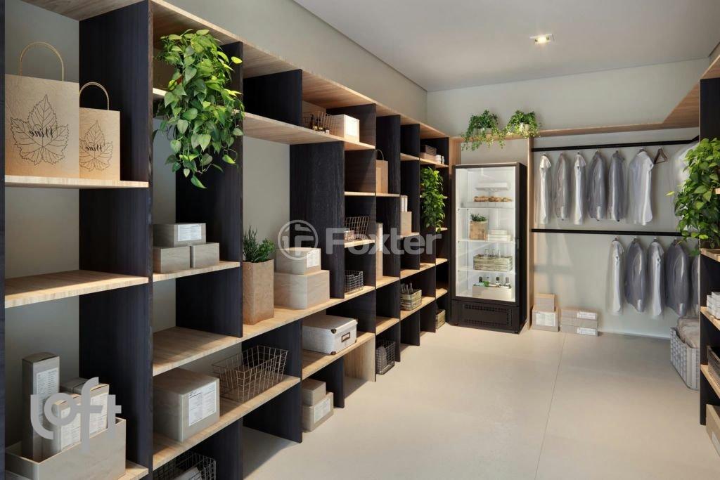 armario-de-madeira-com-prateleiras-e-roupas-organizadas.jpeg