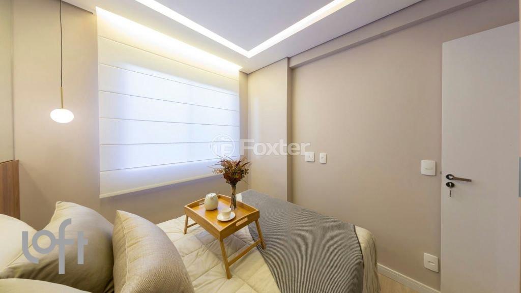 quarto-com-cama-de-casal-e-janela-com-cortinas-brancas