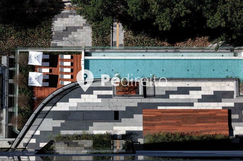 01_voo_de_passaro_-_piscina.jpeg