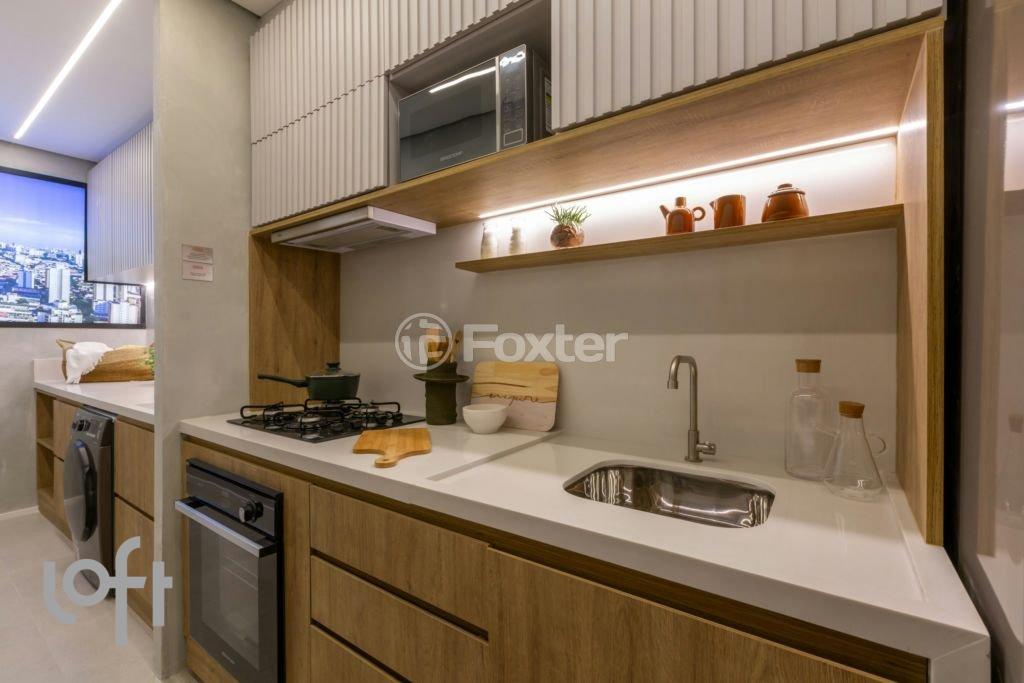 cozinha-moderna-com-ilha-e-armarios-planejados