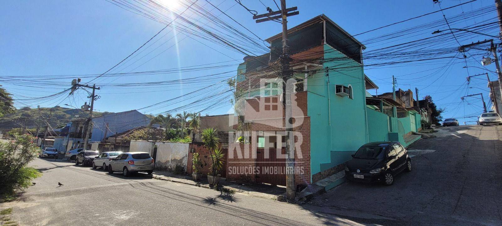 Fachada imponente em uma das principais vias da região