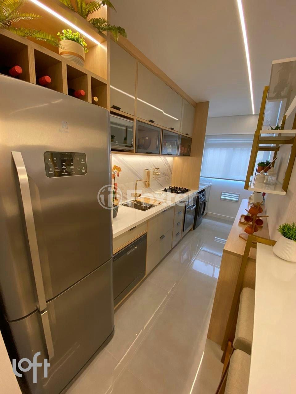 cozinha-moderna-e-funcional-com-geladeira-e-armarios.jpeg