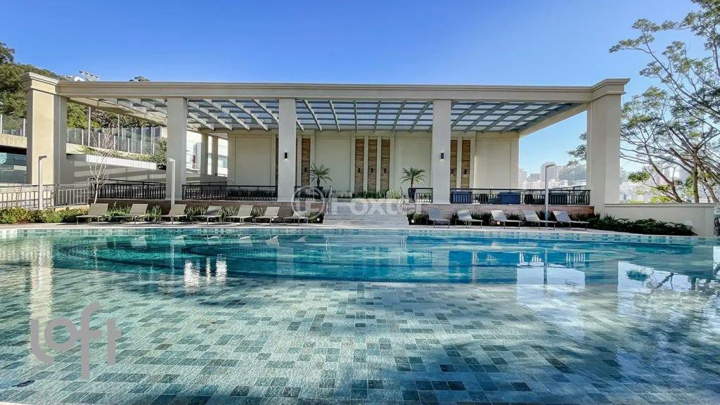 piscina-com-borda-infinita-e-salao-de-festas