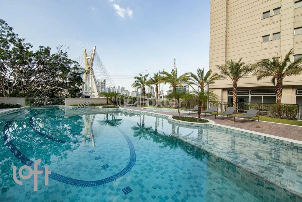 piscina-com-borda-infinita-e-vista-para-o-jardim