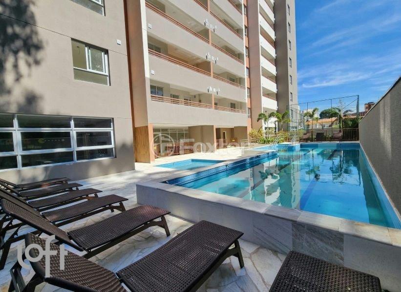 piscina-de-edificio-com-espreguicadeiras