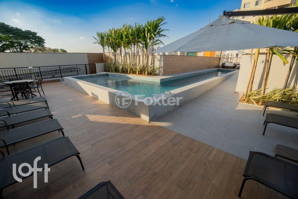 area-de-lazer-com-piscina-e-deck-de-madeira.jpeg