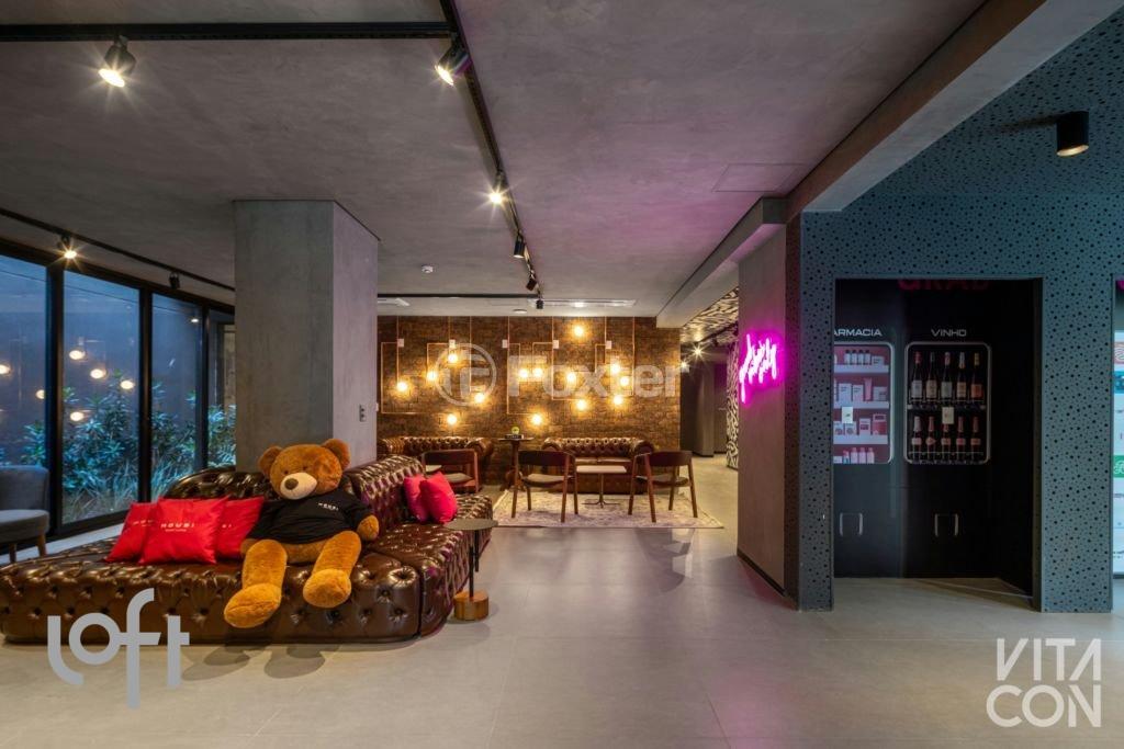 recepcao-moderna-com-sofa-de-couro-e-urso-de-pelucia