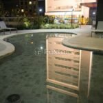 piscina-noturna-com-reflexos-urbanos