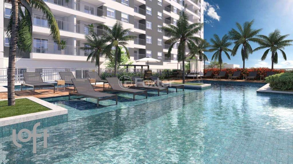 piscina-com-deck-de-madeira-e-espreguicadeiras