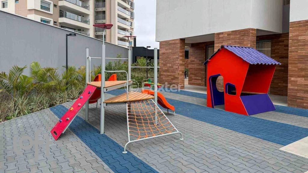 playground-com-escorregador-e-casinha-de-madeira
