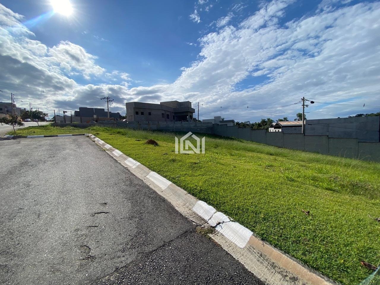 terreno plano a venda no condominio vila rica lateral