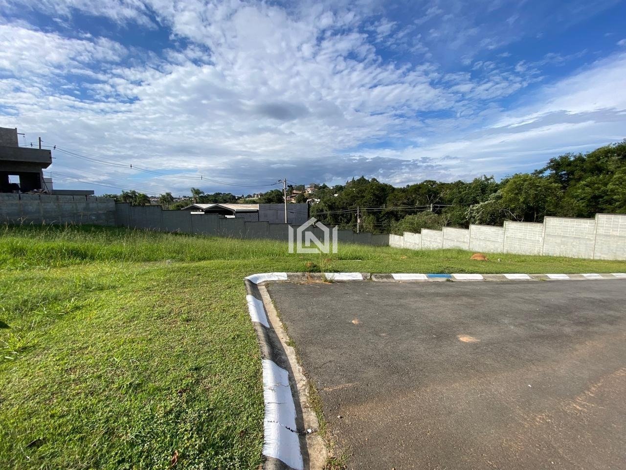 terreno plano a venda no condominio vila rica lateral