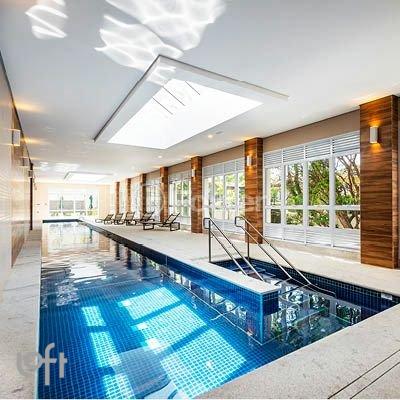 piscina-com-deck-e-escada-de-acesso-em-condominio.jpeg