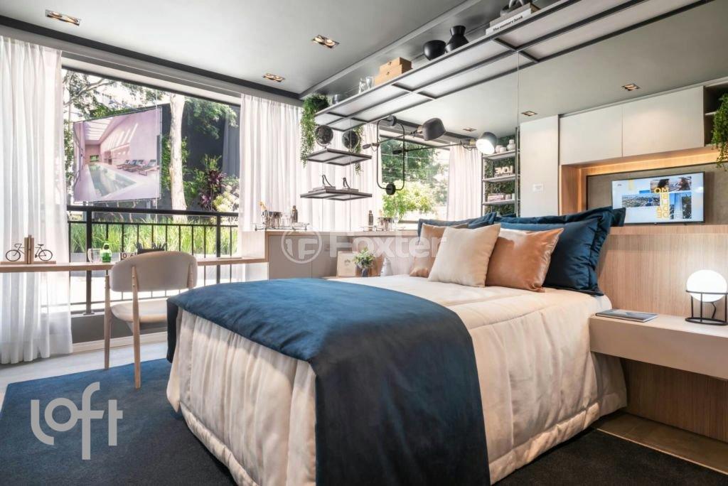 quarto-decorado-com-cama-e-cobertor-azul-marinho