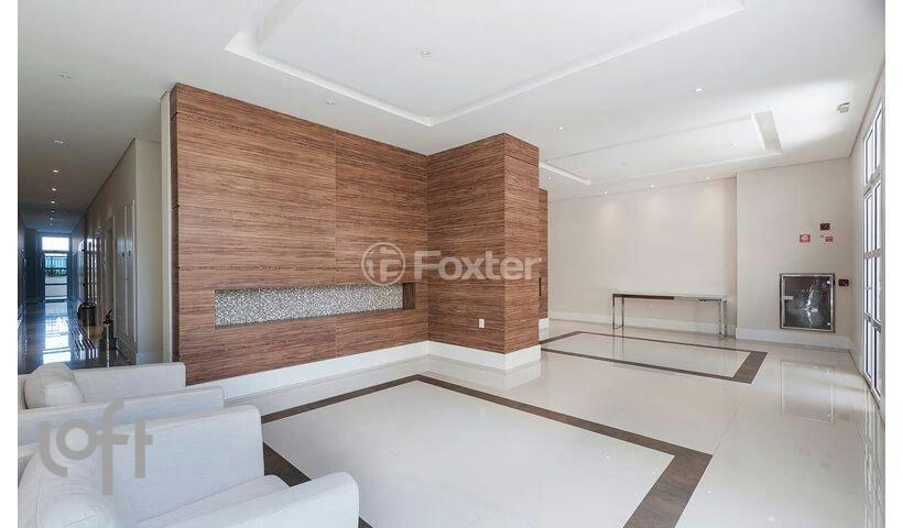 hall-de-entrada-com-sofas-e-revestimentos-em-madeira.jpeg