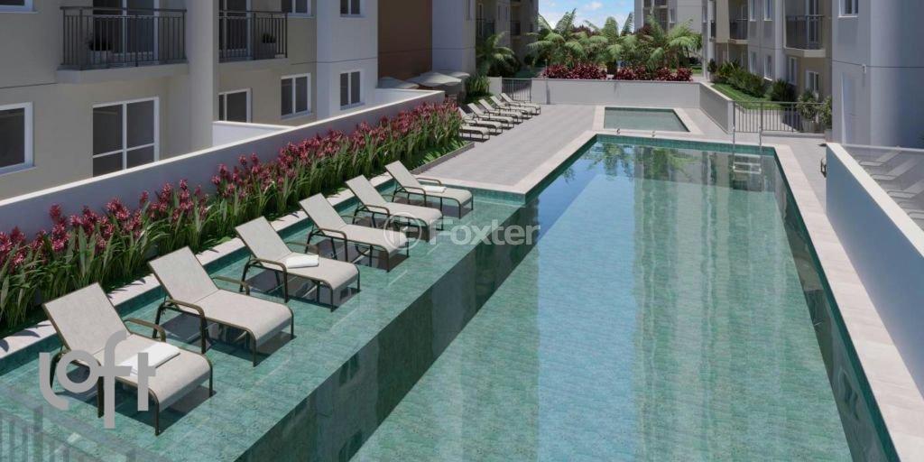 piscina-com-deck-de-madeira-e-jardim
