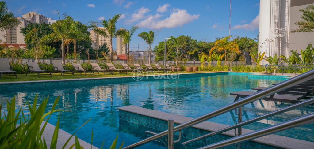 piscina-com-deck-de-madeira-e-vista-para-o-verde