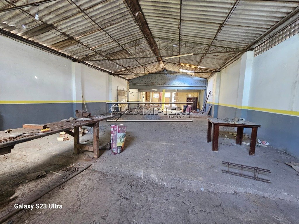 Foto tirada de dentro do galpão.