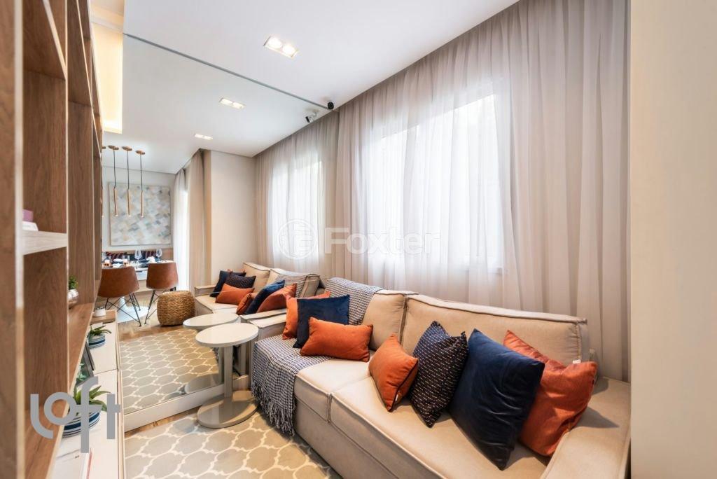 sala-de-estar-aconchegante-com-sofa-branco-e-decoracao-moderna.jpeg