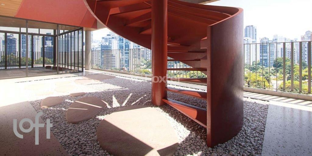 terraco-com-escada-em-espiral-e-vista-para-a-cidade